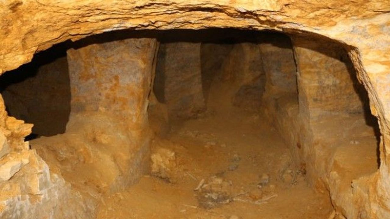 Yer Definition 5 bin yıllık yer altı yerleşiminde 'defineci' talanı - İzmir Haber ...