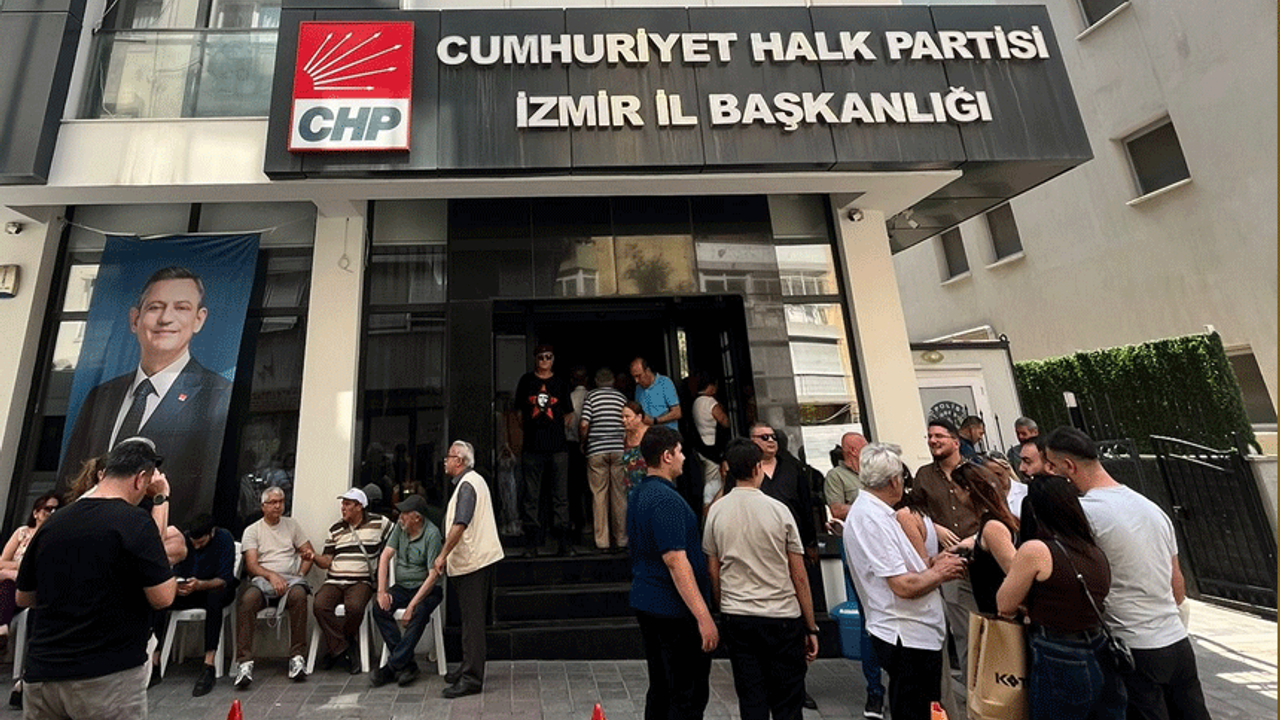 CHP İzmir İl Başkanlığı'na 21:00 Çağrısı Yapıldı
