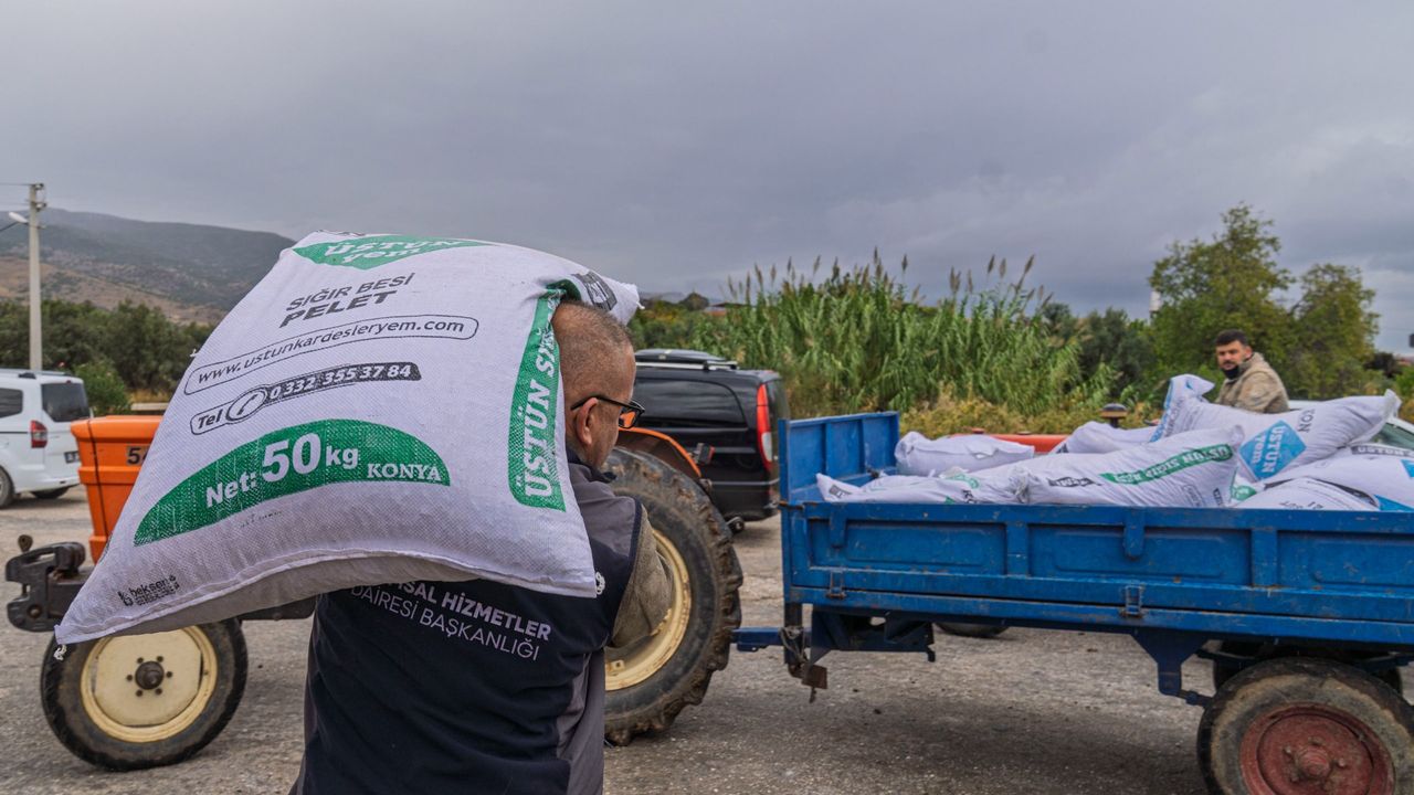 İzmir'de meraları yanan üreticilere kış öncesi 30 ton yem desteği sağlanıyor