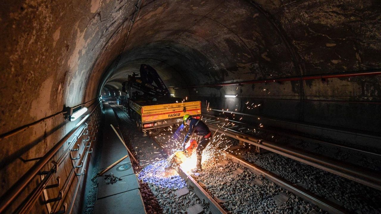 İzmir Metrosu'nda 844 Metre Ray Değişti