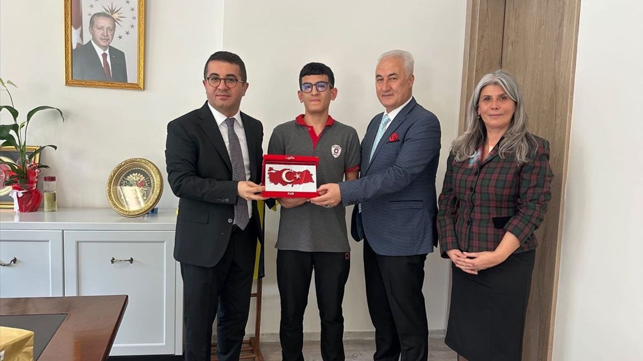 Yere düşen Türk bayrağını kaldıran liseli öğrenciyi kaymakam tebrik etti