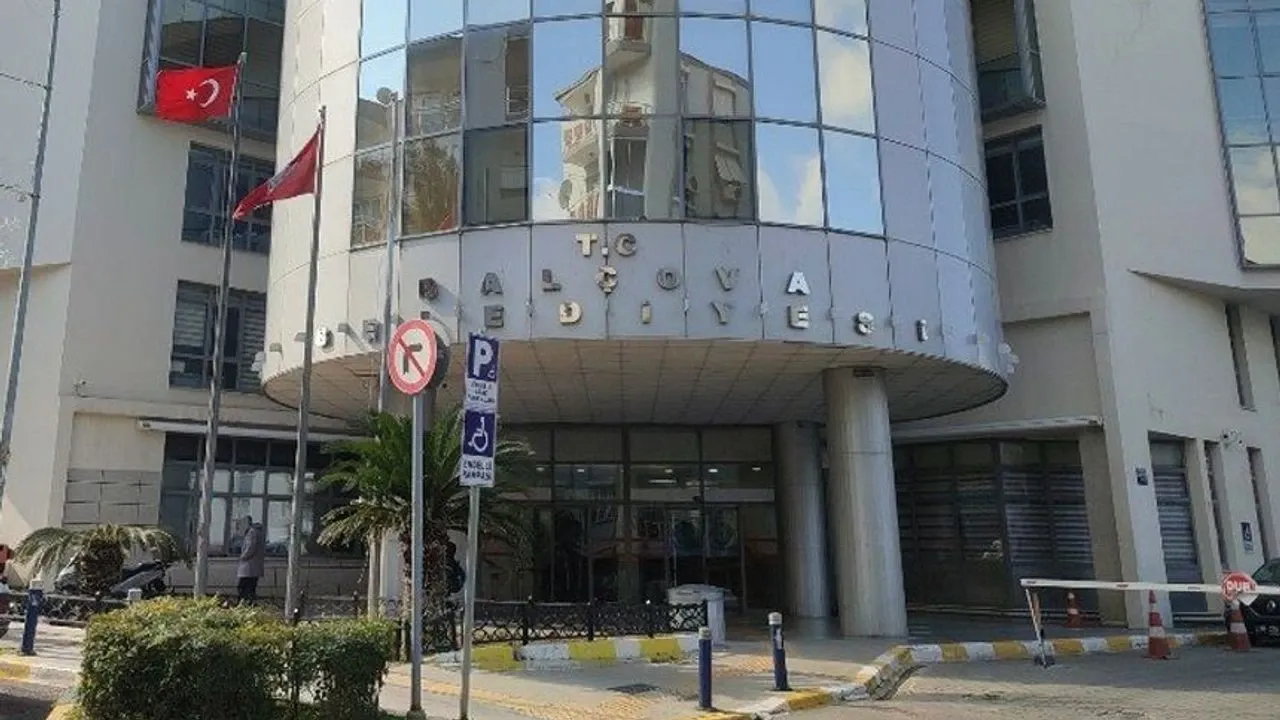 Balçova'da sendikalardan iş bırakma eylemi