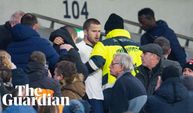 İngiliz futbolcu tribüne atladı, taraftar kovaladı