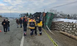 Tomruk yüklü kamyon devrildi: 2 kişi öldü