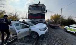 Malatya'da yük treni otomobile çarptı: 2 yaralı