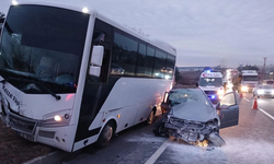 Taklalı kaza: Otomobil, servis midibüsüyle çarpıştı