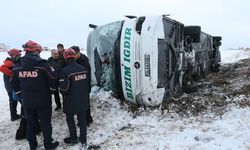 Kars'ta yolcu otobüsü devrildi: Yaralılar var