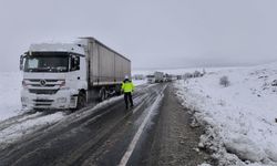 Afyonkarahisar'da kar, ulaşımı olumsuz etkiledi