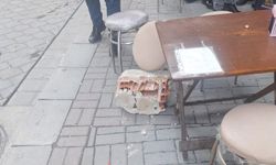 Tadilatı yapılan binadan beton parçaları düştü... Faciaya kıl payı!