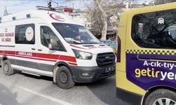 Ambulansa yol verilmedi... Sağlık ekibi, hastaya koşarak ulaştı