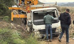 Kamyonet uçuruma devrildi: 3 kişi yaralandı