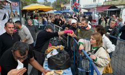 Bodrum'da hamsi festivali... Metrelerce kuyruk oluştu