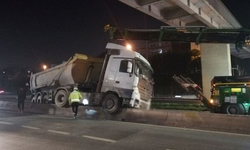 Hafriyat kamyonu beton bariyerlerde asılı kaldı