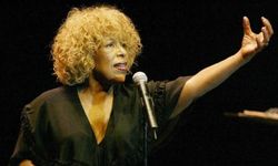 Grammy ödüllü şarkıcı Roberta Flack hayatını kaybetti