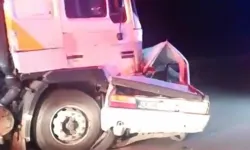 Sürücünün korkunç sonu... Otomobil TIR'ın altında ezildi!