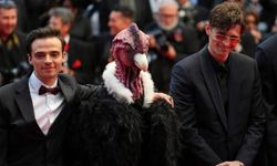 Cannes Film Festivali'ne kuş kostümlü adam damga vurdu
