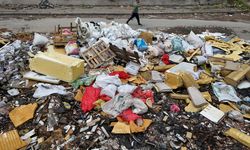 Buca'daki çöp dağlarına esnaftan tepki