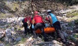 Kayalıklara düşen Alman paraşütçü hayatını kaybetti