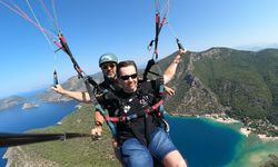 Görme engelli turist, Babadağ'dan yamaç paraşütüyle uçtu