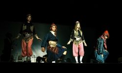 Liselilerden 'tarih sokağı' gösterisi