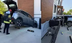 Apartmana çarpan cip askıda kaldı