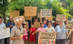 Bornova Belediyesi önünde su eylemi