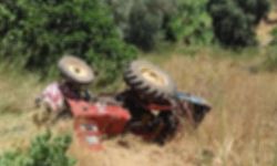 Traktör devrildi... Sürücüsü can verdi!