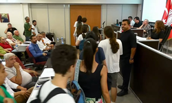 Karşıyaka’da tiyatro öğrencilerinden devir tepkisi: Salonu terk ettiler