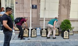 Büyükşehir önünde “mezar taşlı” eylem!