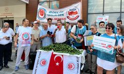 İzmir'de memurlardan hıyarlı protesto: Sizden bir cacık olmaz!