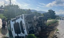 Devrilen kamyonun sürücüsü yaralandı