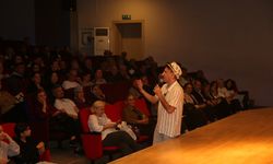 “Çiğli Komedi Akşamları” öğretmenlere neşeli bir gece yaşattı