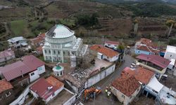 Fırtına minareyi yıktı!