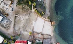 Alaçatı'da sahile ve denize beton!