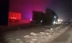 Yardım için duran TIR'a hafif ticari araç çarptı: 1 ölü, 5 yaralı