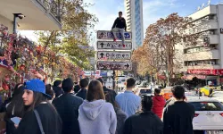 'Kızılay' tabelası önündeki fotoğraf çektirme sırasında bıçaklı kavga: Yaralılar var!