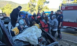 TIR'a ok gibi saplandı... Hurdaya döndü!