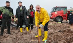 Menemen’de fidanlar, yeşil vatan için dikildi