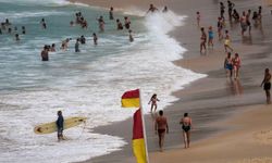 Sidney’in ünlü Bondi Plajı’nda silah sesleri: İki kişi gözaltında, yaralılar var