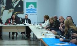 Başkan Fıçı ile CHP’li üye kapıştı: Foça meclisinde masalar yumruklandı!