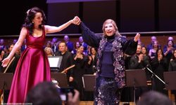 Bedia Akartürk'ten Büyükşehir korosuna yeni yıl sürprizi