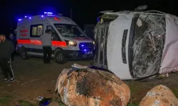 İşçileri taşıyan servis minibüsü devrildi: 16 yaralı