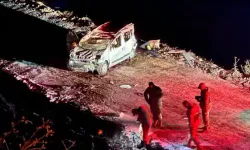 Buzlanan yolda hafif ticari araç şarampole yuvarlandı: