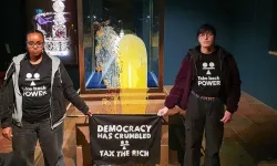 Kraliyet tacına muhallebili saldırı!