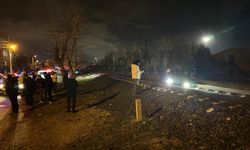 Karşıdan karşıya geçmeye çalışıyordu... Lokomotifin çarptığı genç can verdi!