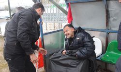 İzmir'de içleri ısıtan görüntü... Polis engelliye yağmurluğunu verdi