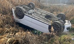 Devrilen otomobilin sürücüsü yaralandı!