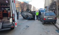 Park halindeki araçlara çarptı: 2 yaralı!