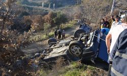 Manisa'da feci kaza: Önce direğe çarptı, sonra şarampole devrildi!