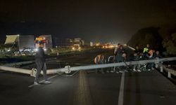 Açık TIR dorsesi hız tespit sistemi direğine indirdi!